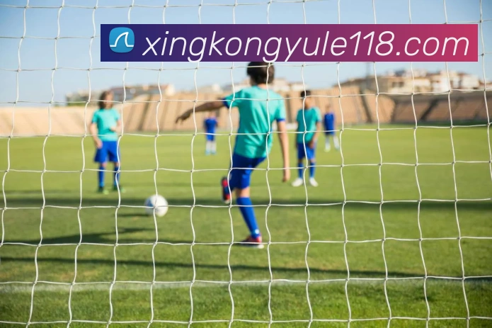 亚马尔分享圣诞假期视频与德约科维奇父子同框参加环足奖活动